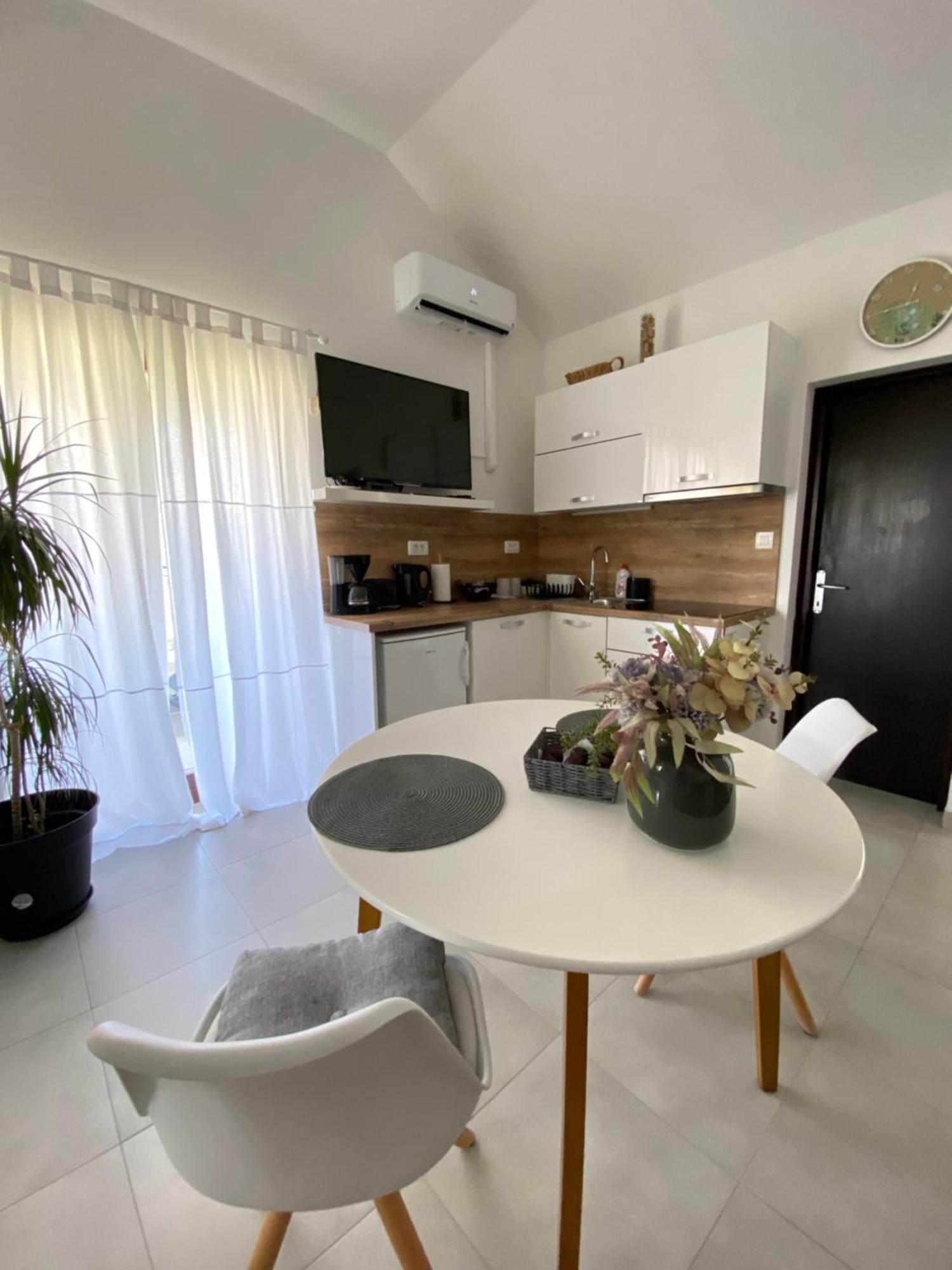 Apartments Flora 1 Banjol Bagian luar foto